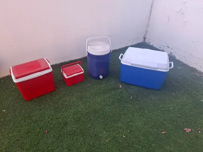 Set of 4 picnic coolers and water jug - various sizes, good condition