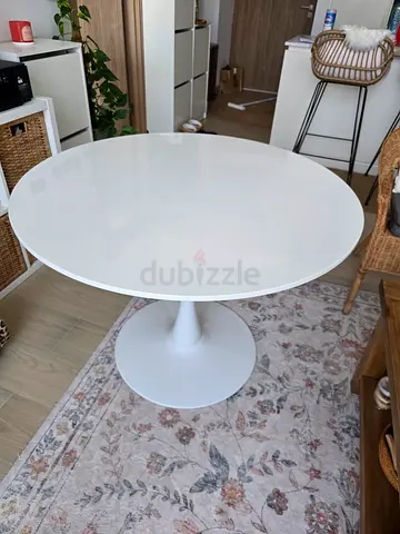 Round white table