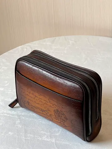 *BERL_UTI*
*New collection*
*OrigBrown leather double-zip wash bag / dopp kit with engraved script