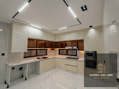 فرصة استثنائية للسكن العائلي الفاخر، فيلا راقية للإيجار السنوي بتصميم عصري ومساحات رحبة تتكون من أرضي وطابق أول وروف، بموقع مميز وهادئ في منطقة الحليو