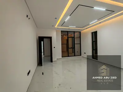 فرصة استثنائية للسكن العائلي الفاخر، فيلا راقية للإيجار السنوي بتصميم عصري ومساحات رحبة تتكون من أرضي وطابق أول وروف، بموقع مميز وهادئ في منطقة الحليو