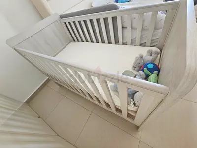 NO RESELLERS - Mamas and Papas Atlas Crib 0-4 years old - with free mattresses