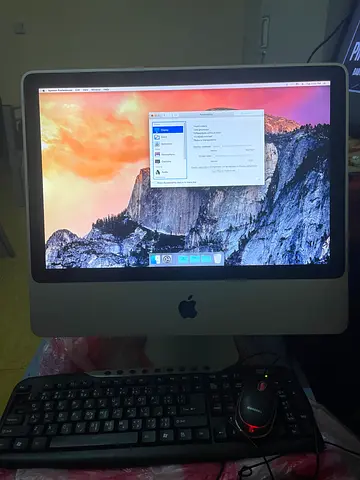iMac (older model) 20-inch with working display and keyboard