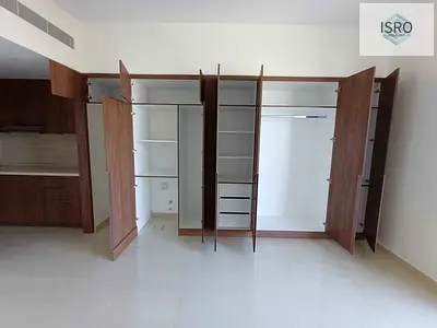 استوديو مع صالة رياضية ومسبح وموقف سيارات بالقرب من مركز مدينة زاهية