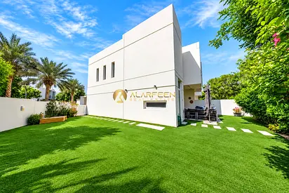 Single Row l Park Facing l Corner Villa