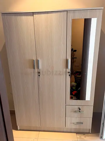 Slim 3-Door Wardrobe with Mirror & Drawers – Excellent Condition