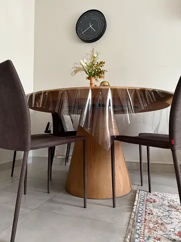 Round wooden dining table - good condition brand name : the one 500 last price (no delivery )