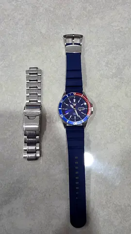 Original Seiko Men's blue sport watch with extra metal bracelet - good condition