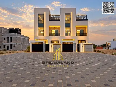 Villa for sale, located on a main road; features two floors and a roof terrace, with 5 master bedro