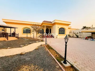 Luxury bigger 4Bedroom villa sparte Majlis waderobe Master beds Maid room laundry room parking only