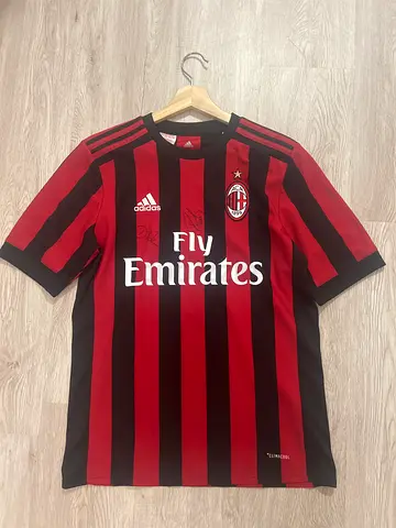 AC Milan jersey signed by club legends Dida and Luca Biglia. 750AED (Negotiable)