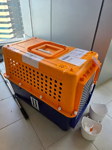 Sturdy Plastic Pet Carrier with Bowls — Good Condition