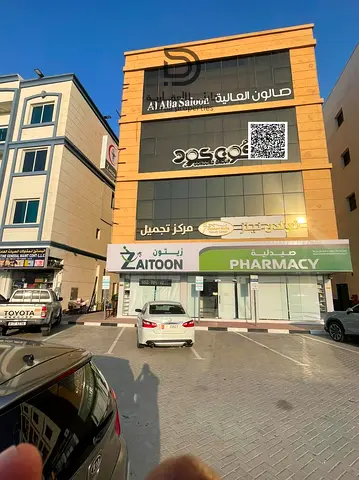 بناية تجارية للبيع في العالية عجمان على الشارع الرئيسي، أرضي و3 طوابق، عمر 3 سنوات، مؤجرة بالكامل، دخل سنوي 280,200 درهم، السعر 3.9 مليون قابل للتفاوض