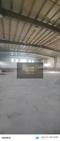 مستودع مغلق مع ساحة للإيجار في أم الثعوب – 21,500 قدم مربع كهرباء 150 كيلو واط