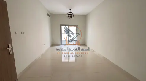 شقة مميزة بمساحة ممتازة مع باركن خاص وشهر مجاني وخزائن حائط وبلكونة وثلاثة حمامات في موقع حيوي قريب من جميع الخدمات