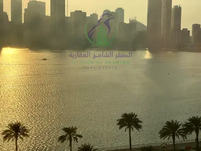 شقة 4 غرف وصالة للإيجار في المجاز 1 على كورنيش الشارقة، مساحات ضخمة وإطلالة مفتوحة، غرفة خادمة، 5 حمامات وخزائن حائط، الدفع على 4 أو 6 دفعات.