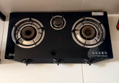 Gas stove with cylinder and regulator pipe