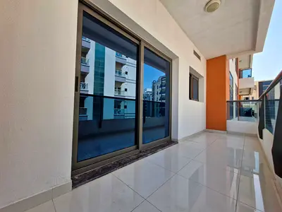 LIKE A NEW LUXURIOUS 2 BEDROOM WITH CLOSED KITCHEN ,GYM,POOL AND COVERED PARKING.