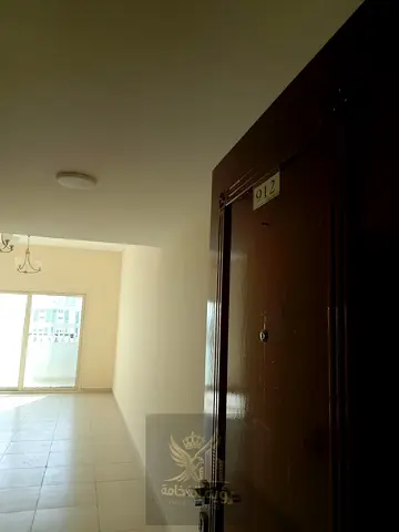 شقة غرفة وصالة في أبو شغارة مع تكييف مركزي وبلكونة وخزائن بالحائط