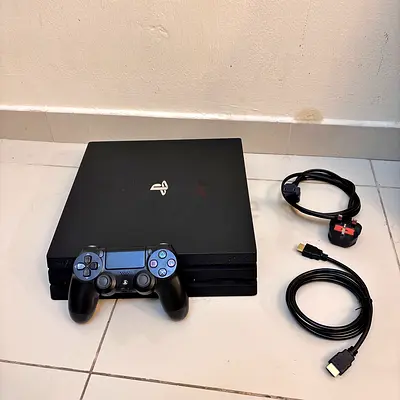 PS4 Pro 1tb with controller / Goldhen Jailbroken