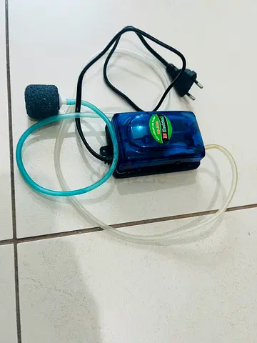 Small aquarium air pump with air stone and tubing