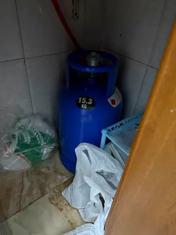 Blue 15.3 kg Gas Cylinder - Good Condition with Regulator