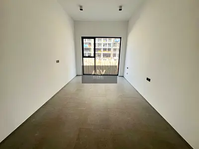 Spacious studio with walk in closet available for rent