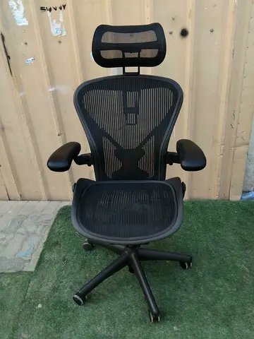 Selling Herman miller Aeron size B with headrest
