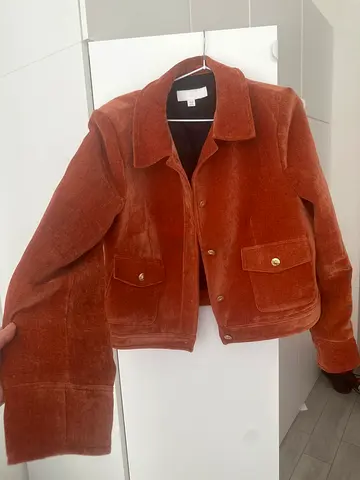 good condition I buy last year for 600 from Zara I wear only 1 time.
