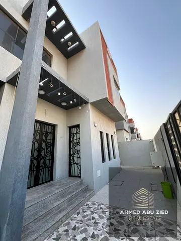 Second-tenant villa for rent in Al Yasmeen, Ajman. 5 master bedrooms, majlis, hall, kitchen, storage, laundry, 2-car shade and EV charger. Corner loca