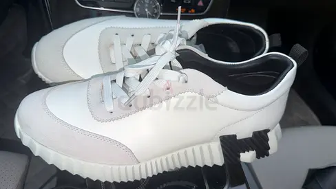 White casual low-top sneakers, lightly used