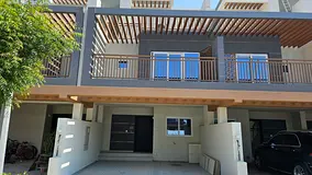 4 Bedrooms Townhouse / Single Row / Vancant