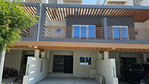 4 Bedrooms Townhouse / Single Row / Vancant