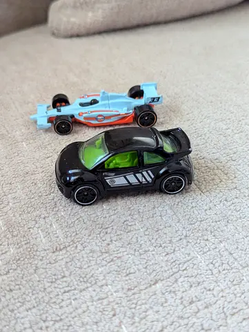 Hot Wheels 2-Car Race Duo: VW Beetle Cup + Gulf Oil Indy 500