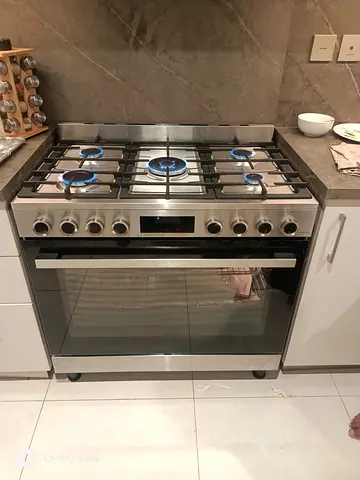 Bosch Series 8 Stainless Steel 5-Burner Gas Range with Large Oven - Good Condition