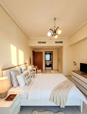Gorgeous female master room