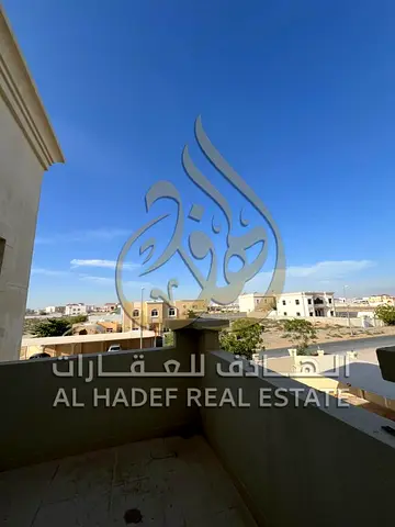 فيلا مستقلة بحديقة خلفية وباركينج واسع وتكييف وغاز مركزي