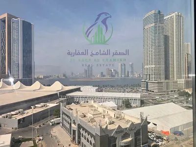 شقة 3 غرف بمساحات واسعة وتوزيع مريح جدا مع 3 حمامات وغرفة خادمة وغسيل وباركن مجاني قريبة من جميع الخدمات ومن الطرق الرئيسية