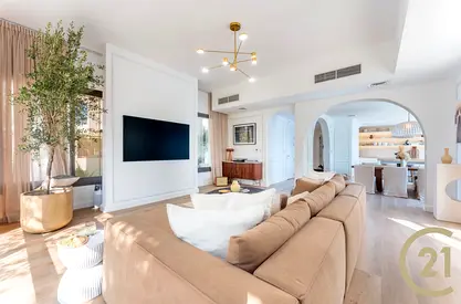 Luxury Living | Backing Park | Exclusive with C21