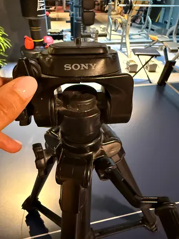 Sony VCT R640 tripod with fluid head - unused, sturdy support for cameras