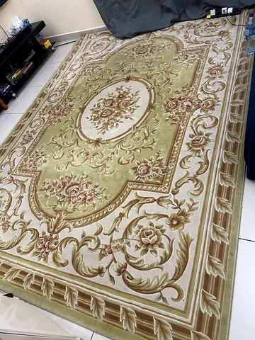 Classic floral area rug - good condition, large size
