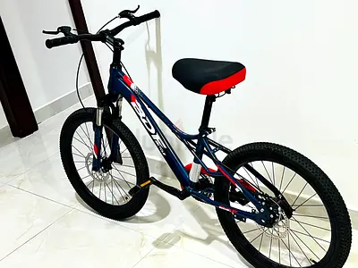 Good condition kids/teen mountain bike - 26" wheels, disc brakes