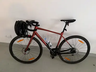 Giant  road/gravel hybrid bike with helmet and bottle