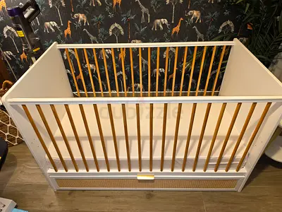 Love 3 in 1 Convertable Crib with Under-Drawer — Good Condition