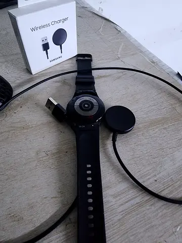 Samsung Smartwatch 4 with wireless charger (works fine, selling with cable)