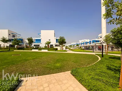 Modern 4BR Townhouse | Santorini |Close to the pool