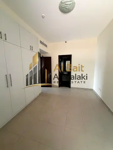 رُقيّ الممزر يبدأ من هنا! شقة فاخرة غرفتين وصالة مع 3 حمامات، تكييف مركزي وموقف مجاني، مع مسبح وجيم، بسعر 57,000 درهم سنوياً.