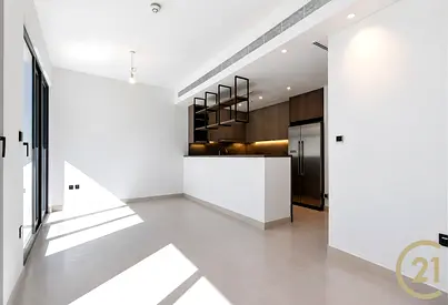Close to pool and park | VACANT | Multiple options