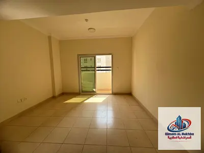 خلي الكورنيش قريب من يومك! شقة جديدة أول ساكن في القليعة غرفة وصالة ببلكونة وإطلالة مفتوحة ونوافذ زجاجية تدخل الإضاءة الطبيعية. بناية جديدة بكاميرات م
