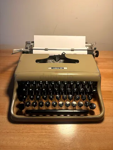 Vintage Olivetti  Lettera 22 Portable Typewriter - Working Condition